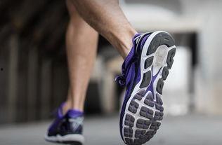 盘点老外穿国产跑鞋视频,老外试穿体验引热议