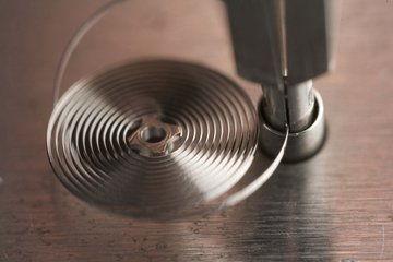 国产机械手表修游丝视频